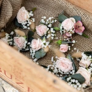 fleurs cadeaux mariage invités idées vêtements 