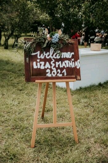 Mariage bohème de L&Mat dans un domaine privé sur Bordeaux.
Une arche houppa florale et un rituel du henné pour un mariage cosmopolite.
Une organisation en 3 semaines ? Défi relevé !!! 

Retrouvez leur mariage dans le lien dans notre bio Instagram.

Bohemian wedding of L&Mat in a private domain in Bordeaux.
A floral chuppah arch and a henna ritual for a cosmopolit wedding. 
An organisation in 3 weeks ? Challenge raised !!!

Find their wedding in the link in our bio Instagram.

Photographe : Émilie Soler @esolerphotographie 
Lieu : Propriété privée Bordeaux 
Organisation et scénographie: M Creation Events 
Tente, mise en lumière, mobilier et houppa : Belounge @be_lounge_officiel 
Fleuriste : Herbes Fauves @herbesfauves 
Traiteur : Humblot @humblot_traiteur 
Dj : EpoqEvents 
Musiciens : @franck.leymeregie @fm.moreau 
Mobilier et art de la table : Maison Options @maison_options @options_bordeaux 
Bartenders : Over the rainbow @otr.barman 
Maquillage & Coiffure : Aleth de Rainvillers @alethderainvillers 

#weddingplanner #mariage #wedding #weddingplannerbordeaux #luxurywedding #weddingday #mariee #ceremoniedemariage #bride